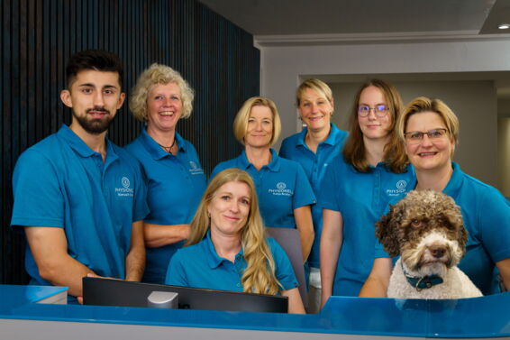 Das Team der Physiotherapie Praxis Physionell am Empfangstresen