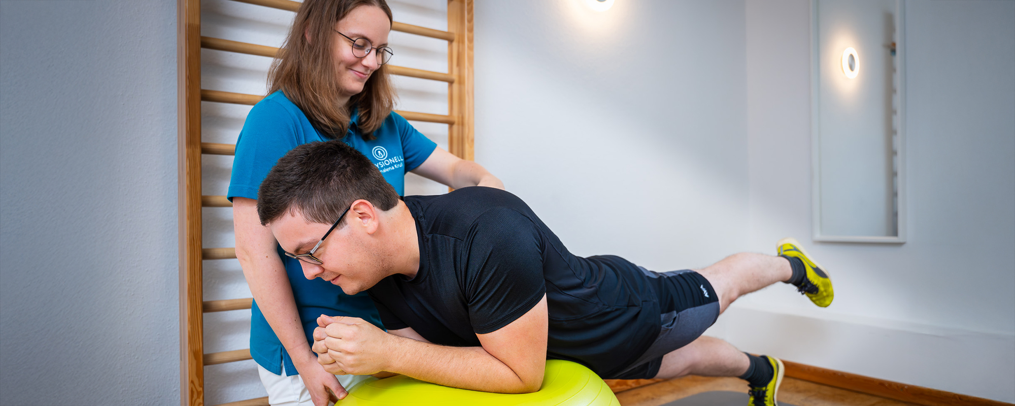 Physiotherapeutin bei Krankengymnastik mit Patient